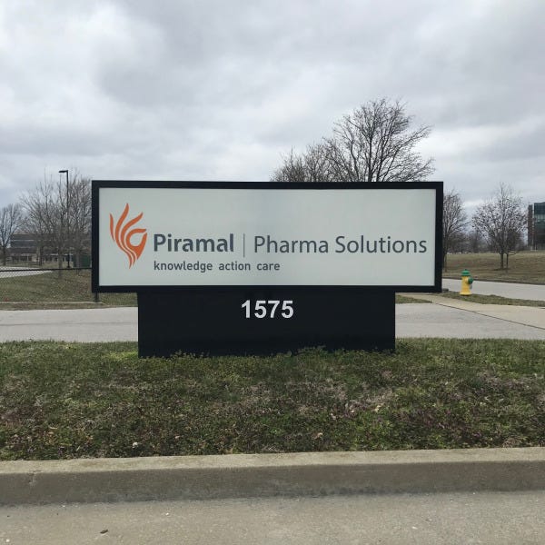 Piramal-Pylon-Sign