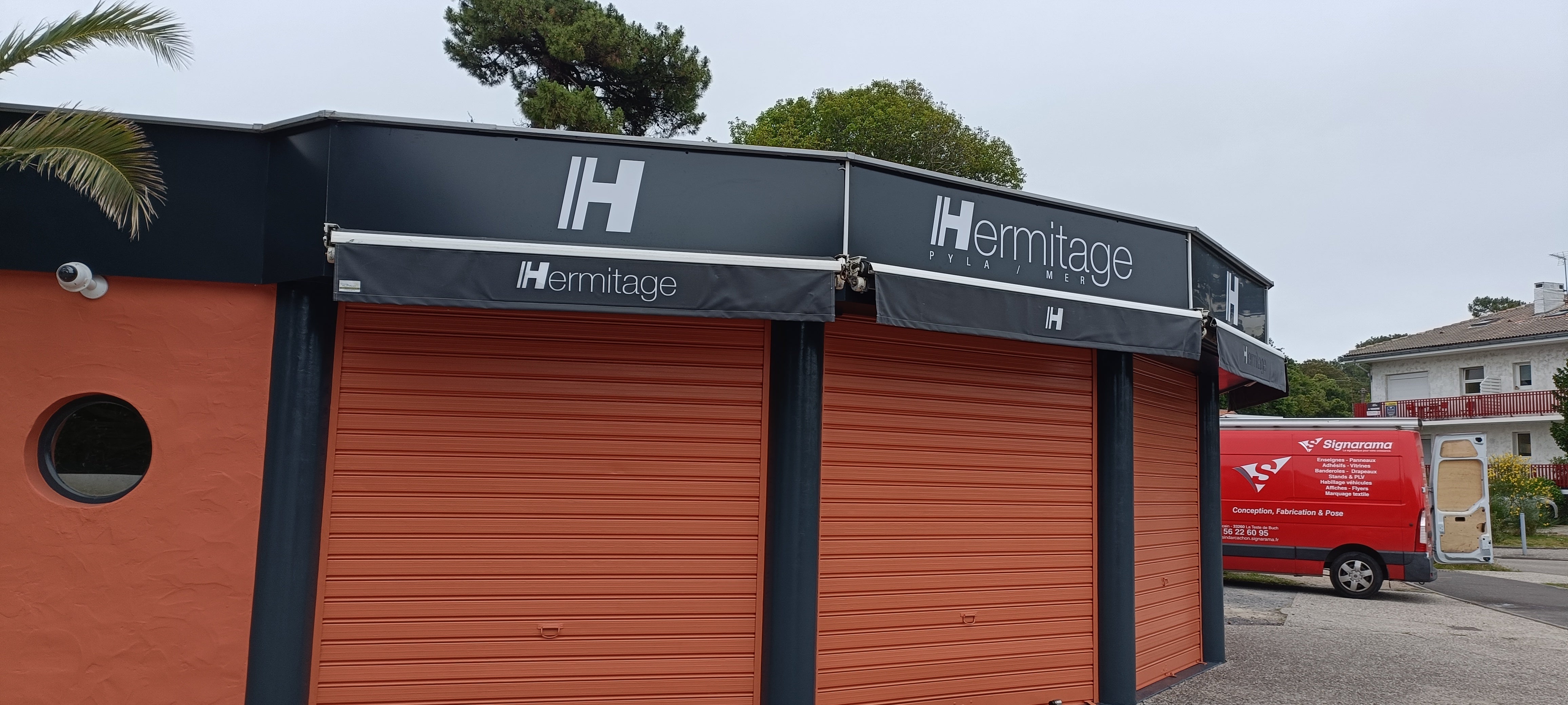 Nouvelle Enseigne pour "L'Hermitage" : Un Look Moderne au Cœur de Pyla-sur-Mer
