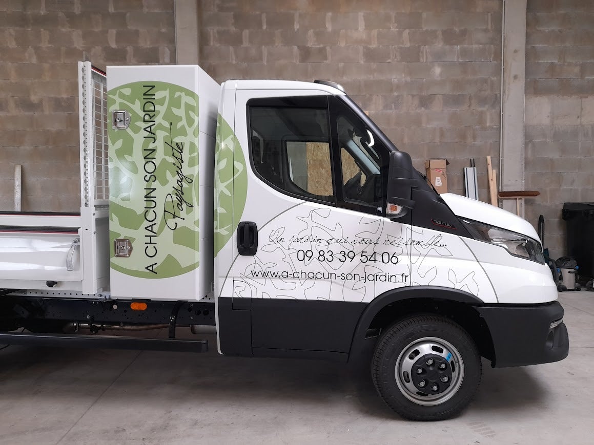 Semi covering sur un camion benne avec coffre pour un paysagiste A Chacun Son Jardin installé à Voivres-Lès-Le-Mans
