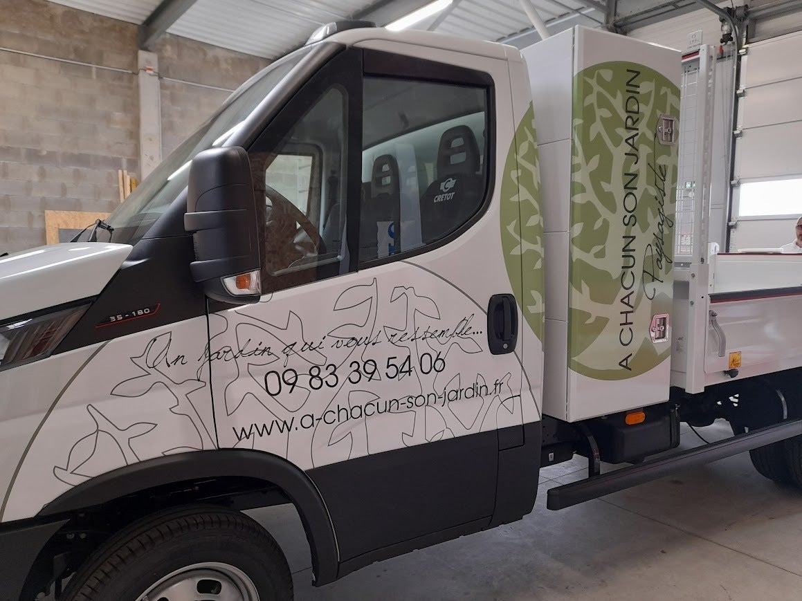 Semi covering sur un camion benne avec coffre pour un paysagiste A Chacun Son Jardin installé à Voivres-Lès-Le-Mans
