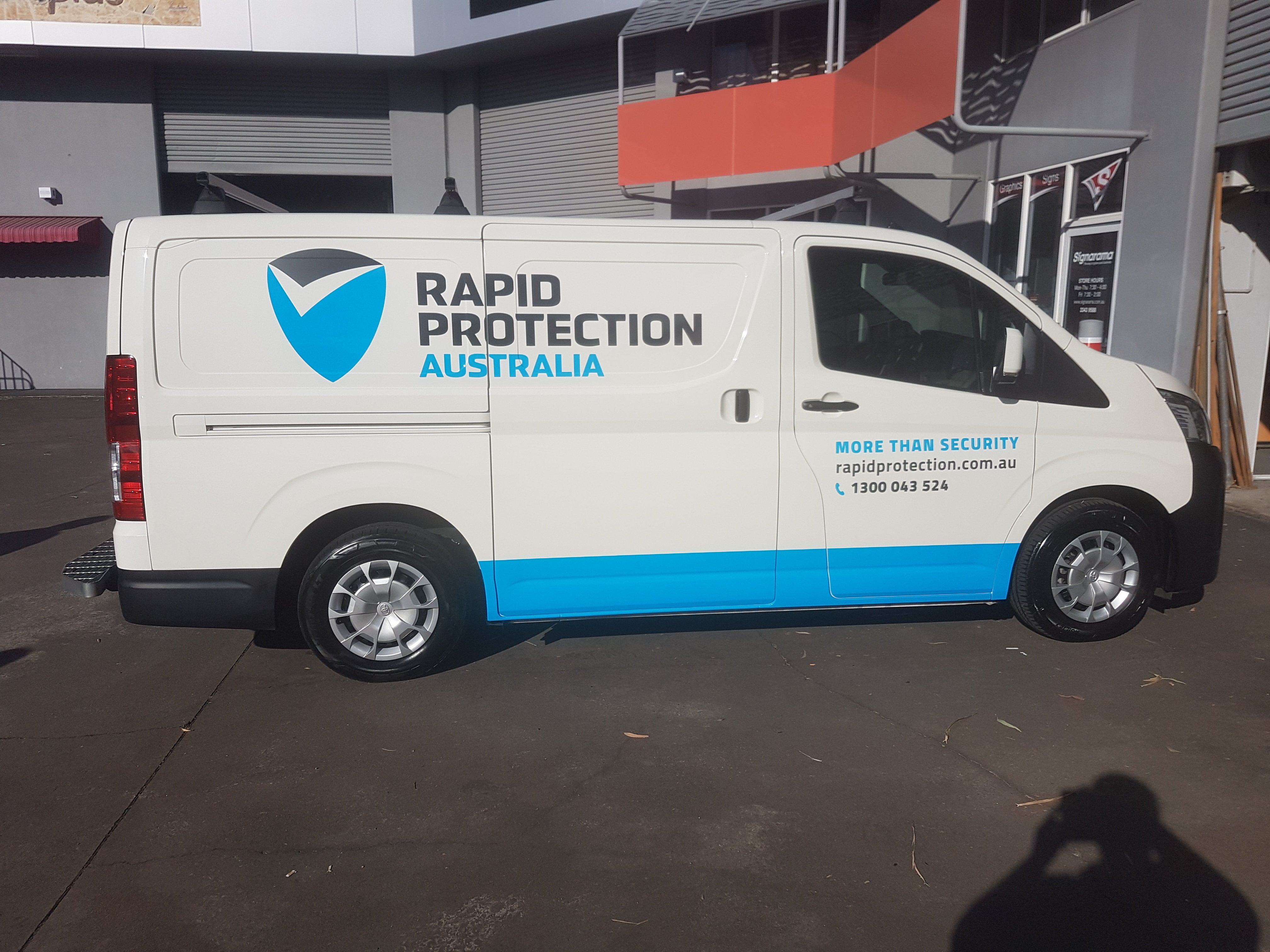 Simple yet effective vehicle graphics.