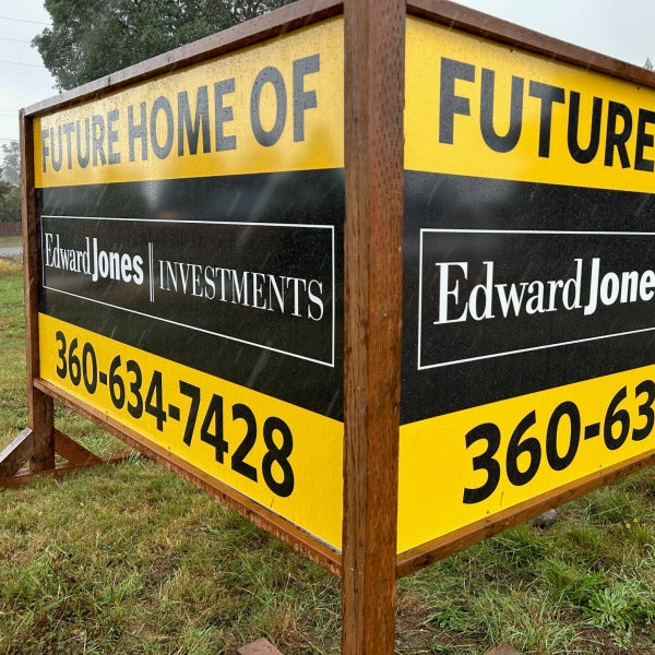 Edward Jones announces their new location with outstanding Post and Panel signs