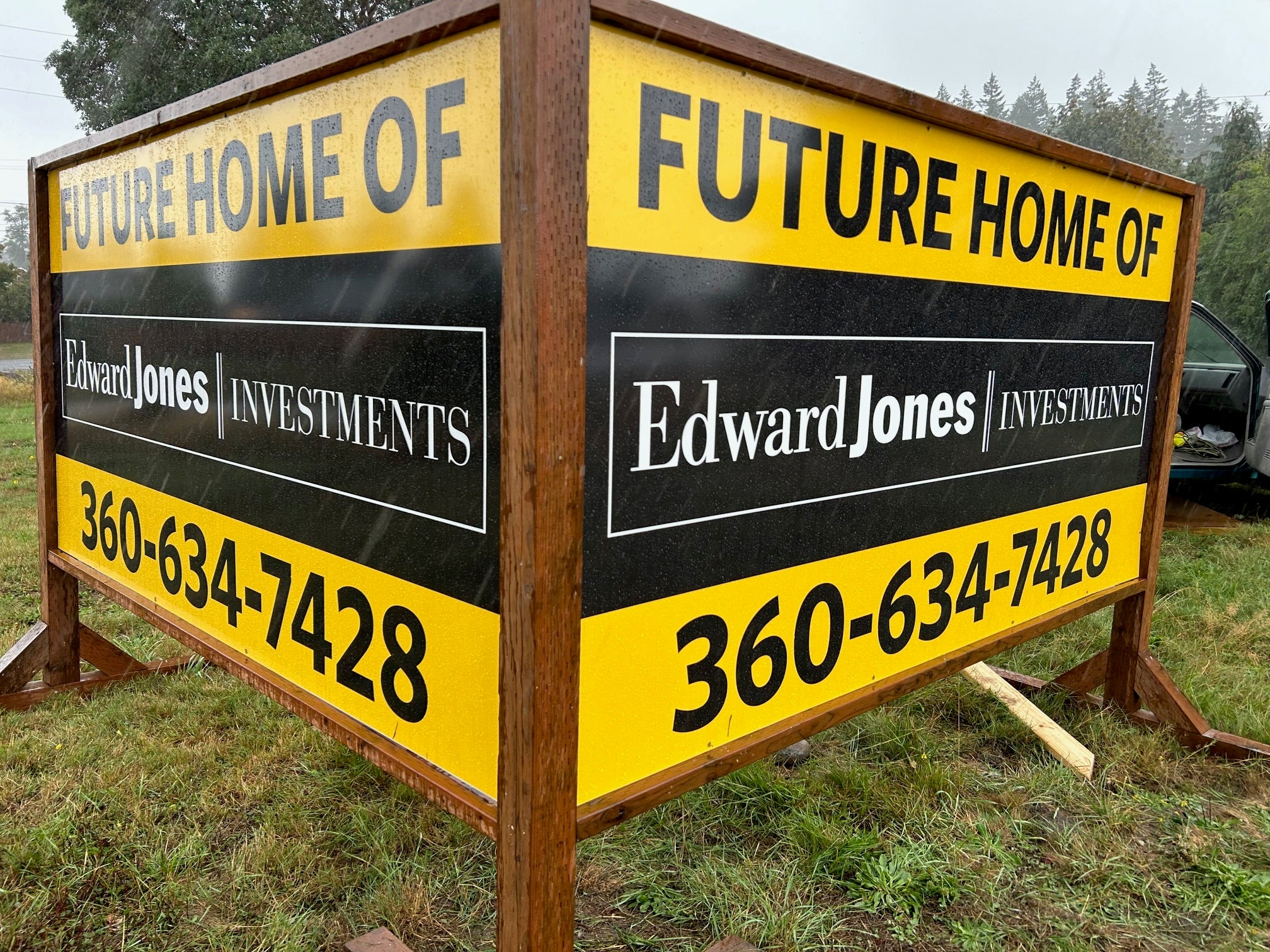 Edward Jones announces their new location with outstanding Post and Panel signs