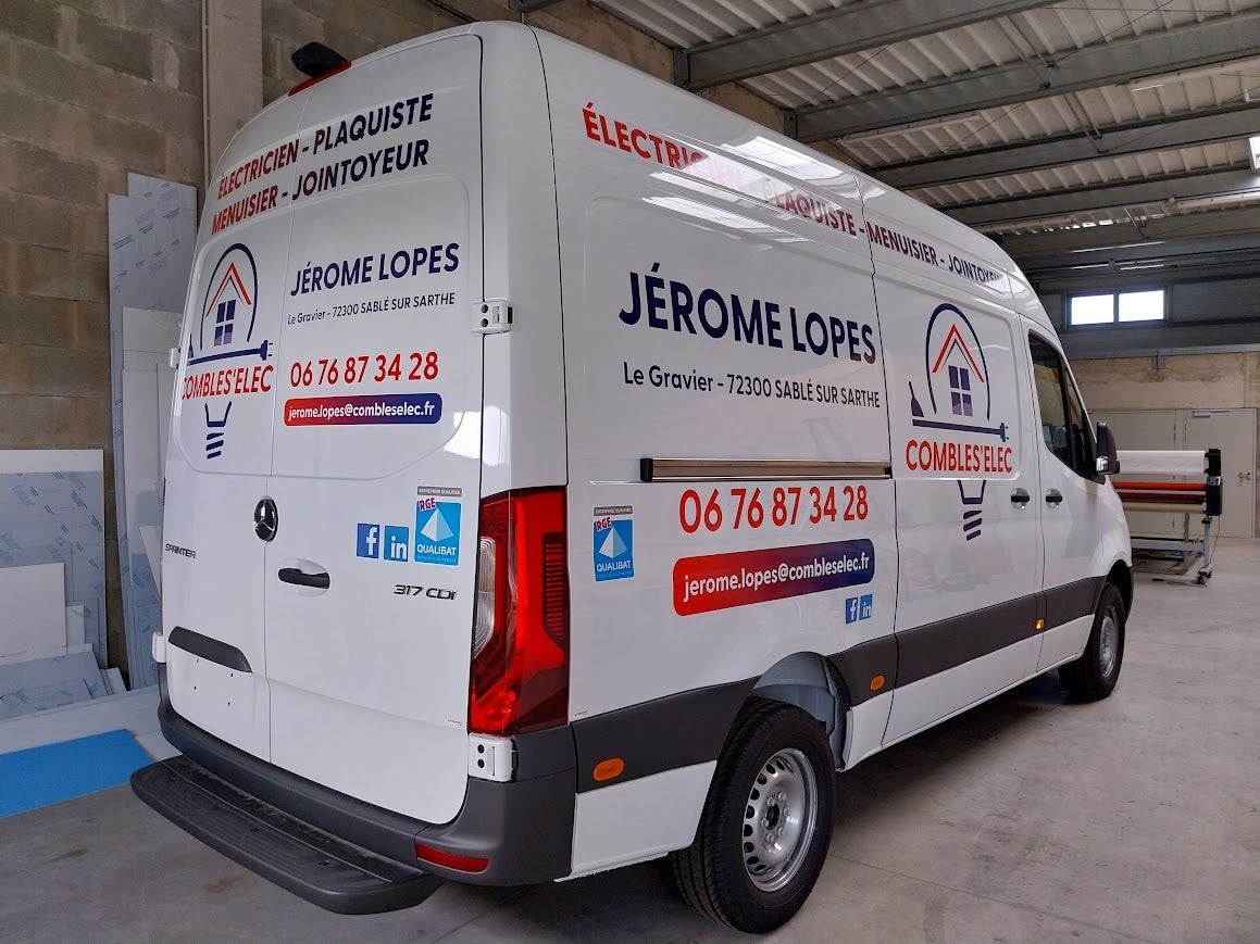 Marquage d'un véhicule utilitaire pour Combles'Elec installé à Sablé Sur Sarthe
