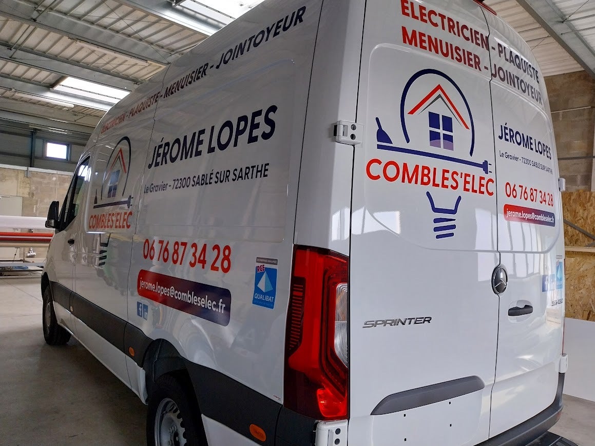 Marquage d'un véhicule utilitaire pour Combles'Elec installé à Sablé Sur Sarthe