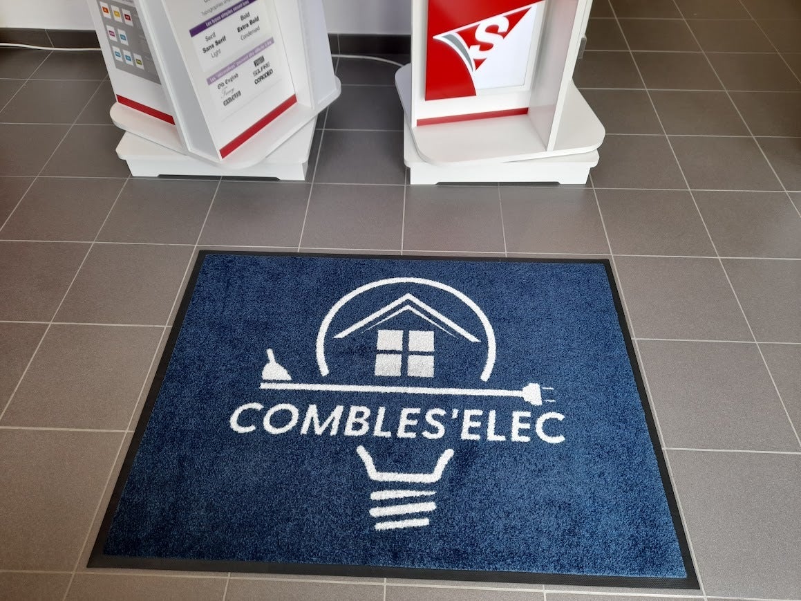 Marquage d'un véhicule utilitaire pour Combles'Elec installé à Sablé Sur Sarthe