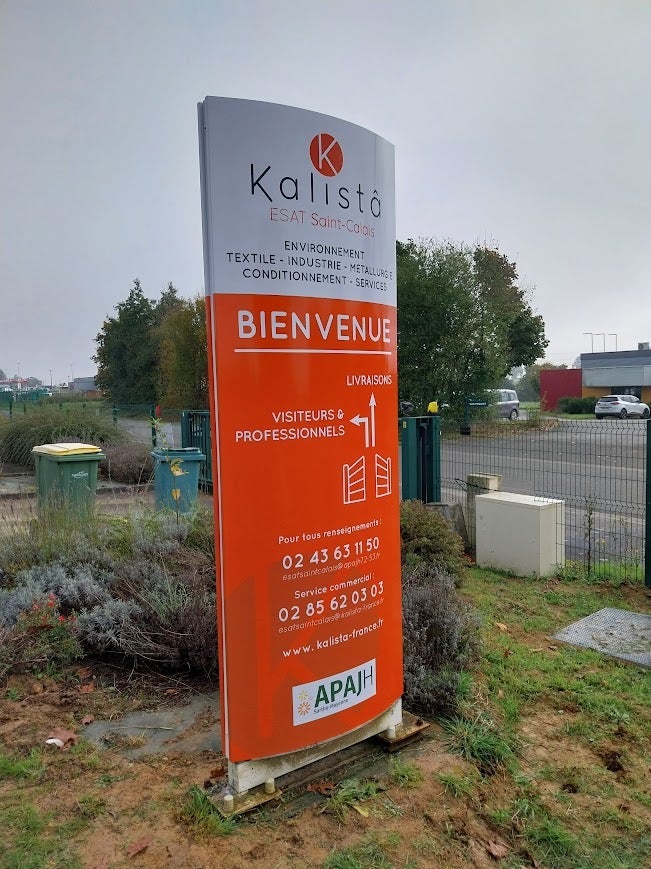 Conception et pose d'une enseigne, d'un panneau de parking, d'un panneau de livraison et d'un totem pour Kalista