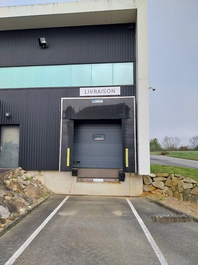 Conception et pose d'une enseigne, d'un panneau de parking, d'un panneau de livraison et d'un totem pour Kalista