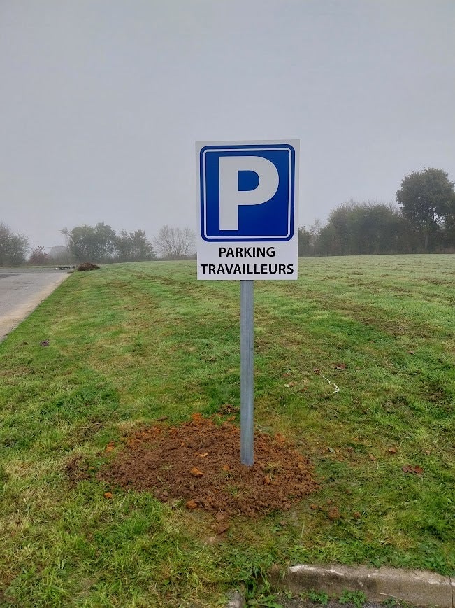 Conception et pose d'une enseigne, d'un panneau de parking, d'un panneau de livraison et d'un totem pour Kalista