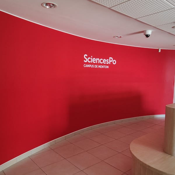 Adhésif mural, logo et lettrage blanc posé à l'intérieur sur mur incurvé pour Science Po