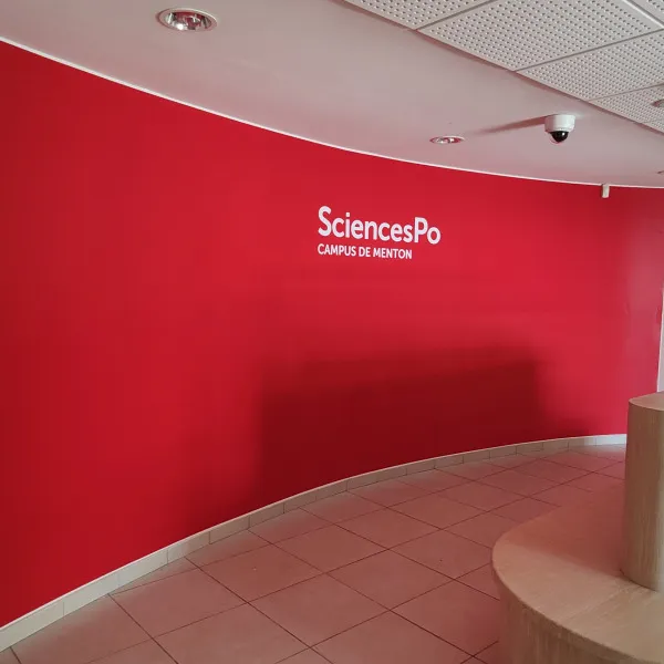 Adhésif mural, logo et lettrage blanc posé à l'intérieur sur mur incurvé pour Science Po