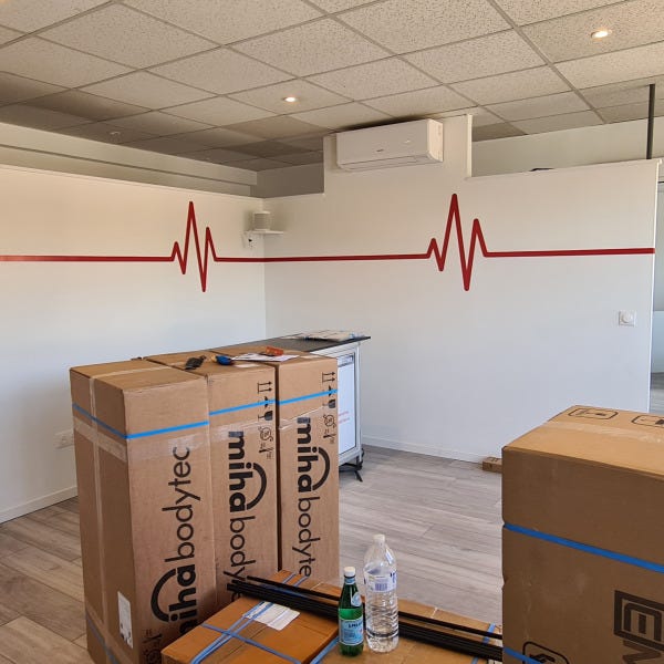 Découpe et pose d'une ligne de vie sur mur pour Ironbody