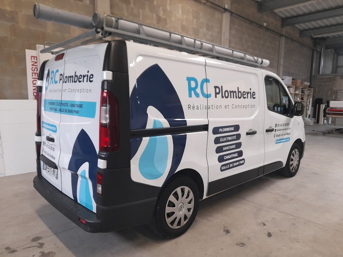 Marquage d'un véhicule, conception de banderoles, de panneaux de chantier pour RC Plomberie