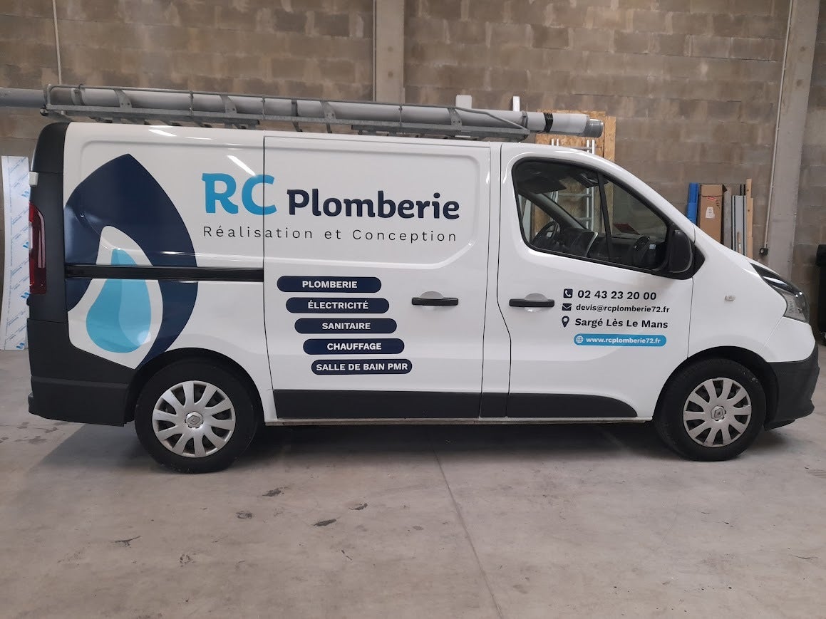 Marquage d'un véhicule, conception de banderoles, de panneaux de chantier pour RC Plomberie