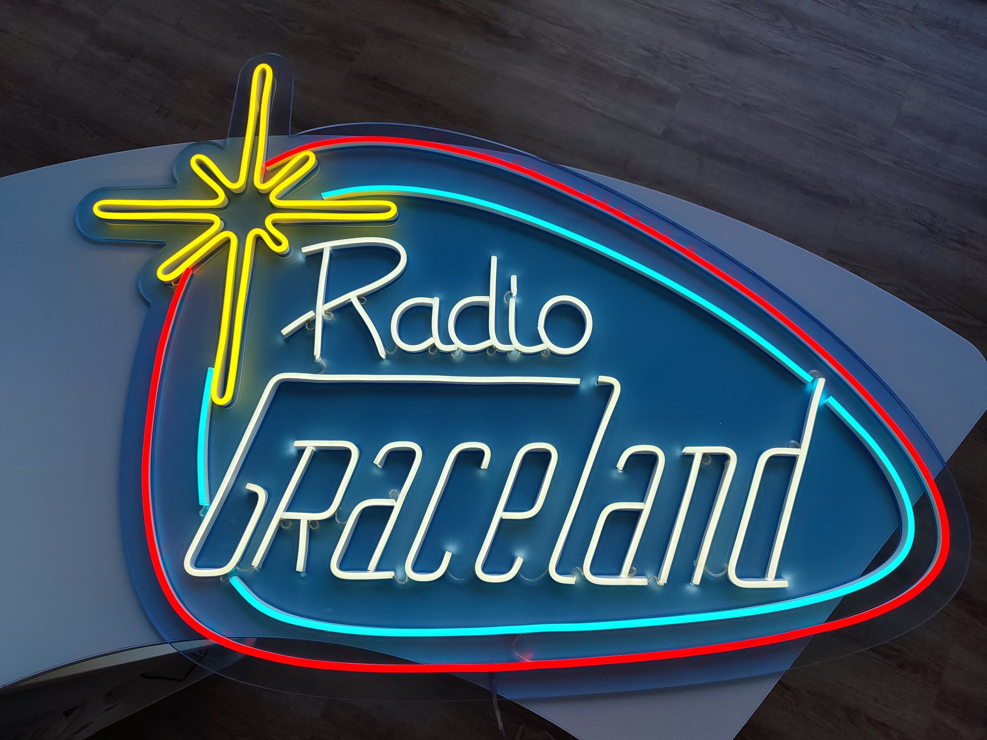 Enseigne lumineuse pour la radio Graceland