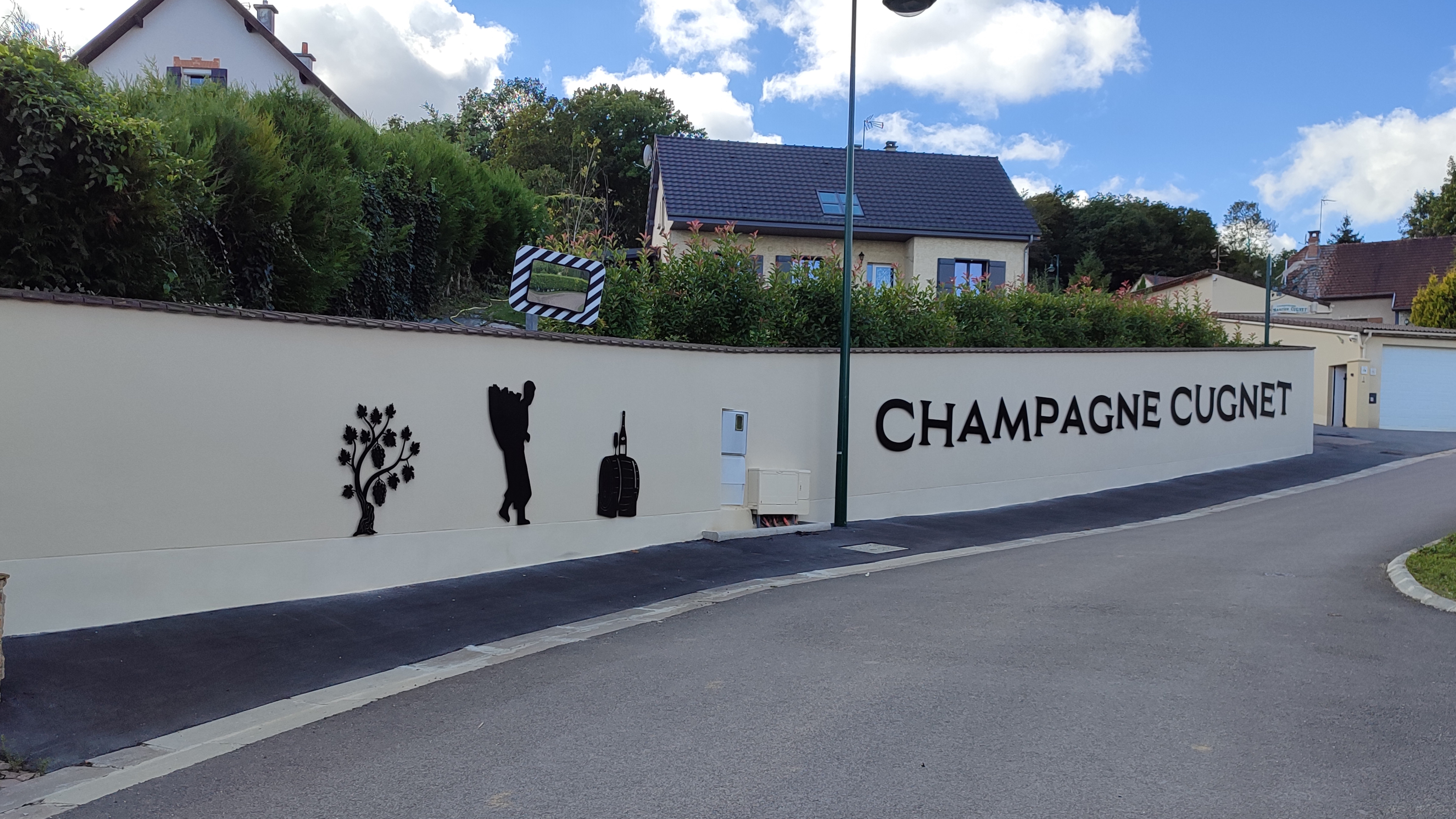 Lettrage extérieur pour la Maison de champagne Maurice Cugnet