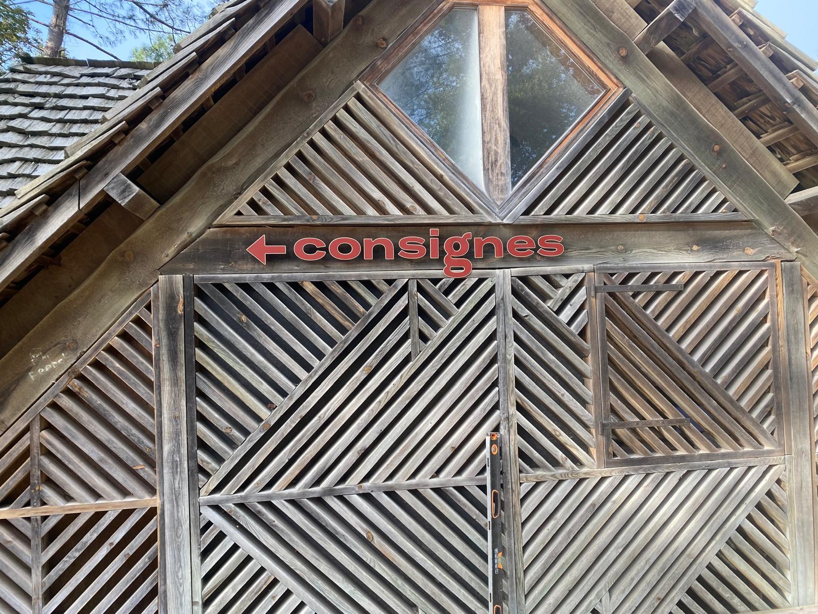 Enseigne sur cabane en bois de la Dune du Pilat