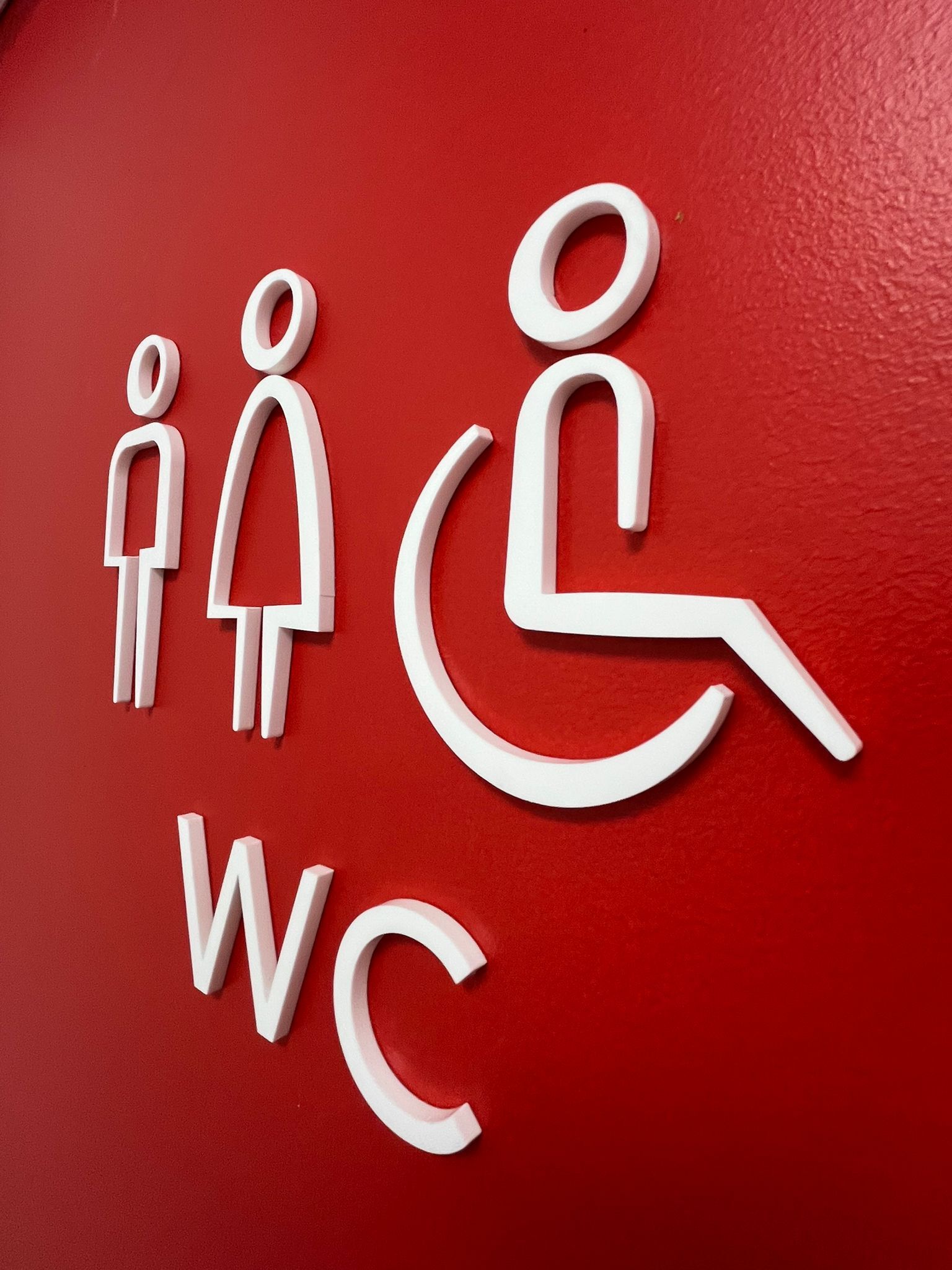 Conception et pose d'une enseigne et de signalétique intérieure en lettres découpées en relief pour la Maison des Urgences vétérinaires, située au Mans