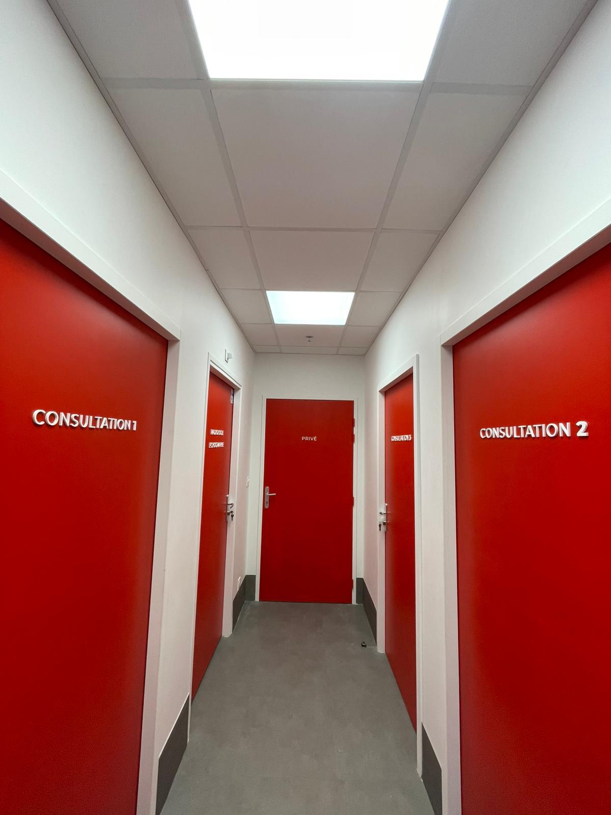 Conception et pose d'une enseigne et de signalétique intérieure en lettres découpées en relief pour la Maison des Urgences vétérinaires, située au Mans