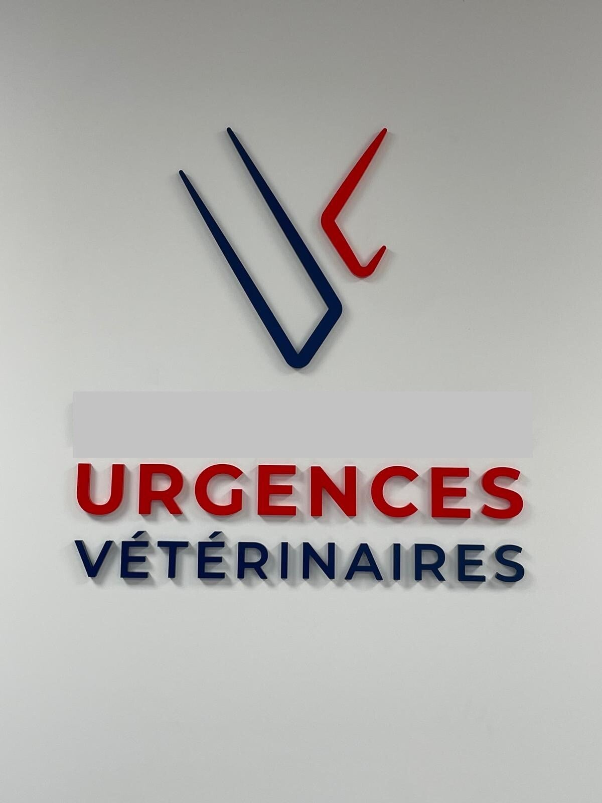 Conception et pose d'une enseigne et de signalétique intérieure en lettres découpées en relief pour la Maison des Urgences vétérinaires, située au Mans
