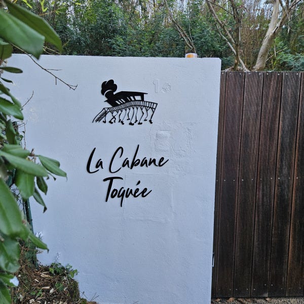 Logo découpé au laser sur parapet