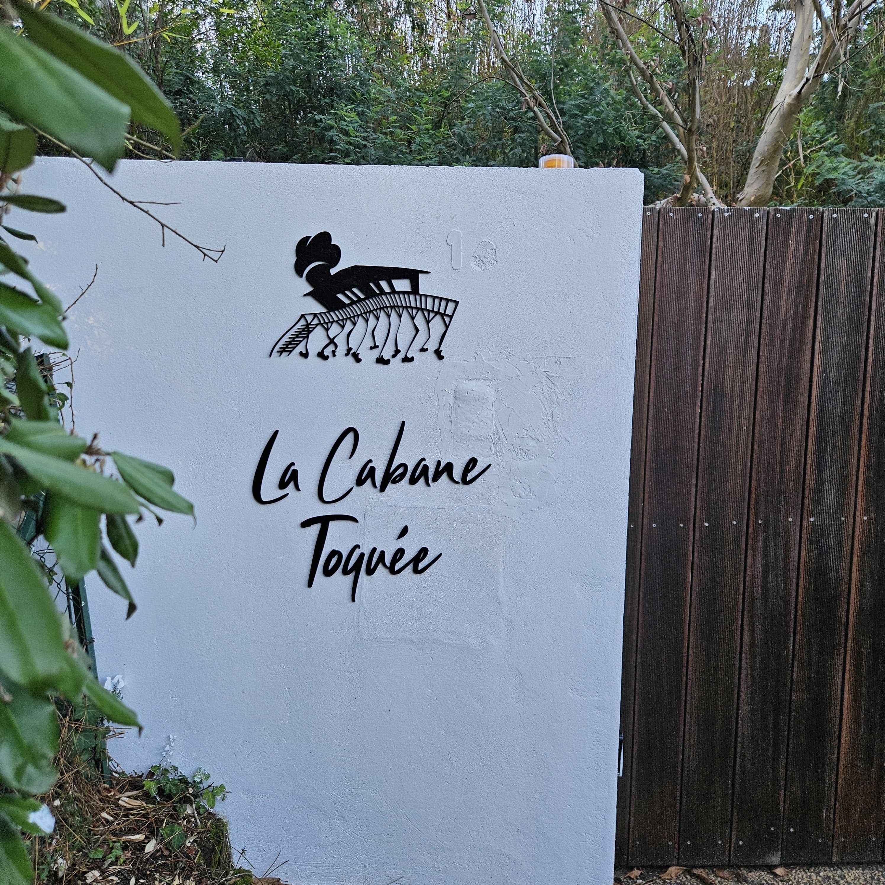 Logo découpé au laser pour installation sur parapet