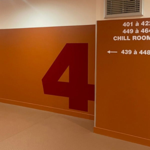 HABILLAGE MUR CHIFFRES DECOUPES