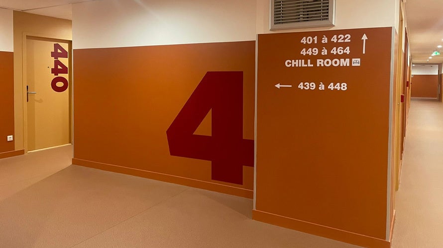 HABILLAGE MUR CHIFFRES DECOUPES