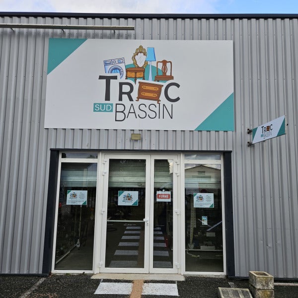 Enseigne sur bardage industriel : les solutions