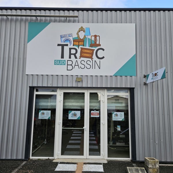 Panneau sur bardage ondulé