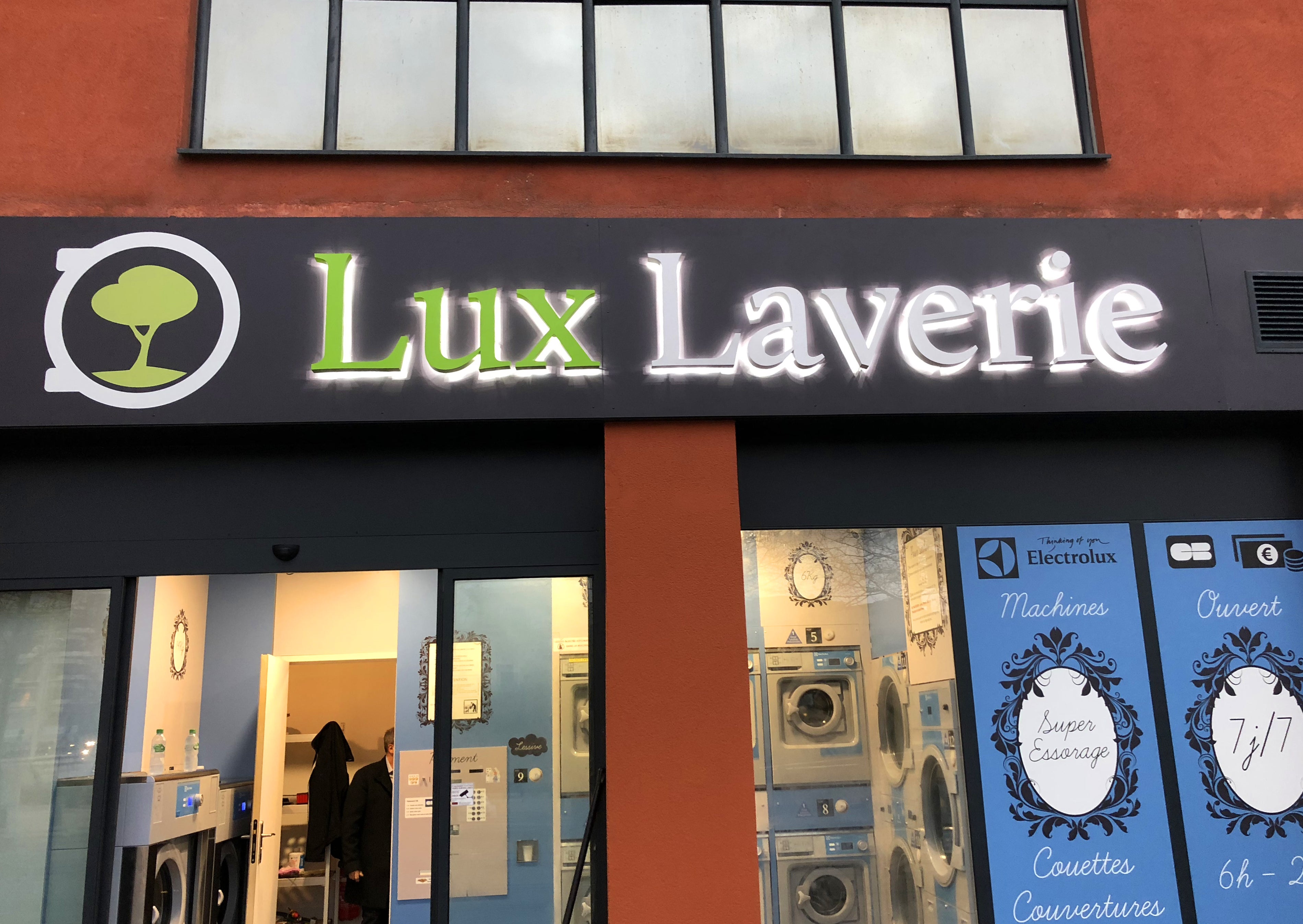 VOS ENSEIGNES LUMINEUSES A MONTPELLIER
