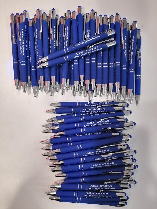 Conception de stylos gravés et des porte-clés personnalisés pour Lud'Eau