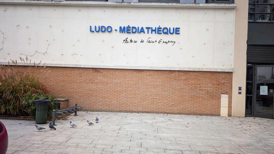 Nouvelle enseigne pour la Ludo-Médiathèque de Neuilly-sur-Marne : un