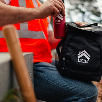 https://cdn.gorilladash.com/images/media/15989204/fully-promoted-usa-ca-1224-safety-construction-industrial-bags-and-accessories-embroidery-lifestyle-9906-square-676574fb837d9.jpg?auto=webp&crop=1%3A1%2Csmart&width=400