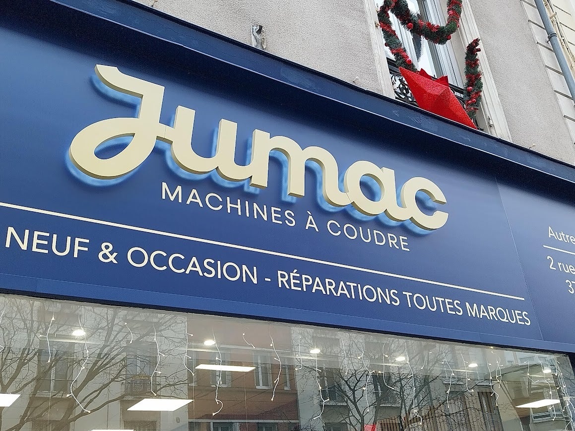 Conception et pose d'une enseigne lumineuse en lettres rétro éclairées pour Jumac, le spécialiste des machines à coudre installé sur Le Mans