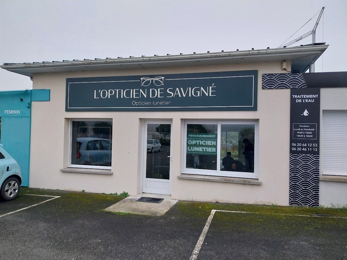 Conception et pose d'une enseigne pour l'Opticien de Savigné