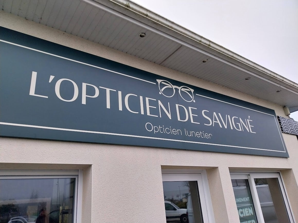 Conception et pose d'une enseigne pour l'Opticien de Savigné