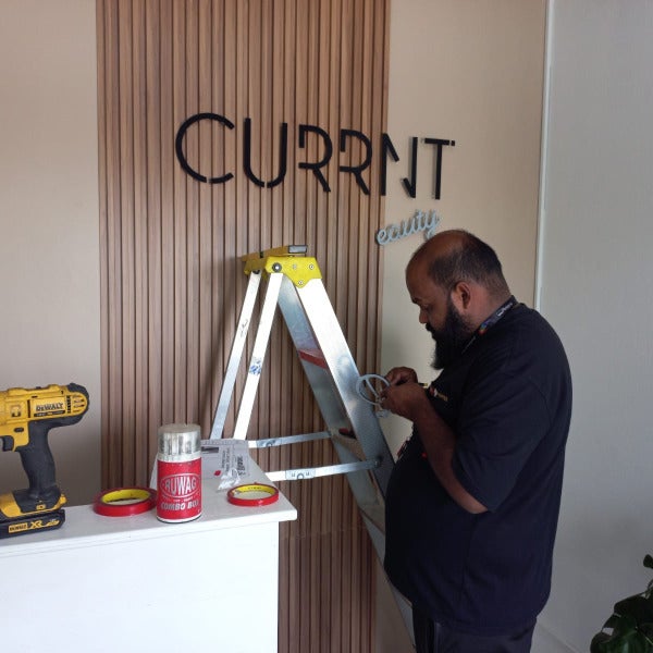  Glam Meets Precision: Currnt Beauty’s Stunning New Signs! 