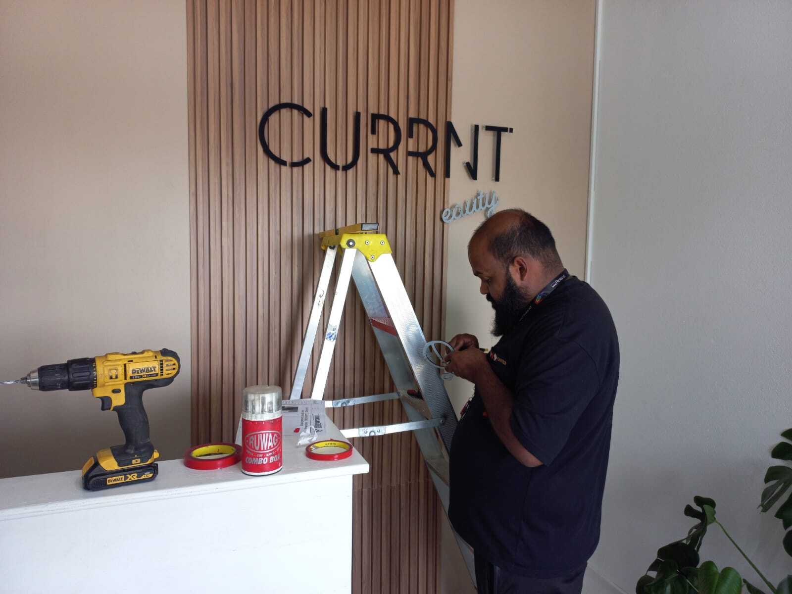  Glam Meets Precision: Currnt Beauty’s Stunning New Signs! 