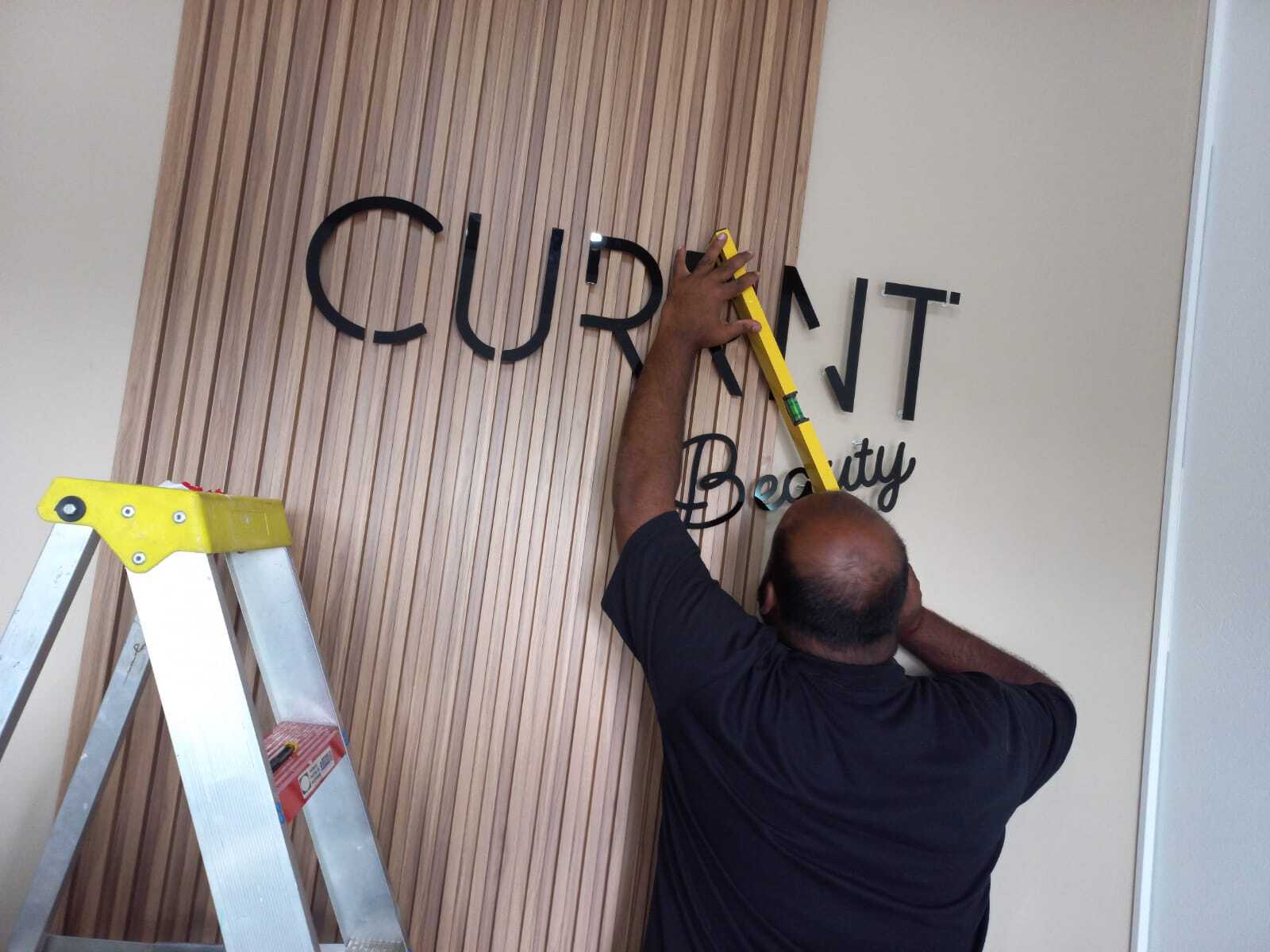  Glam Meets Precision: Currnt Beauty’s Stunning New Signs! 