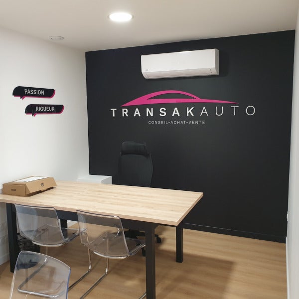 La nouvelle signalétique de Transakauto en a sous le capot !