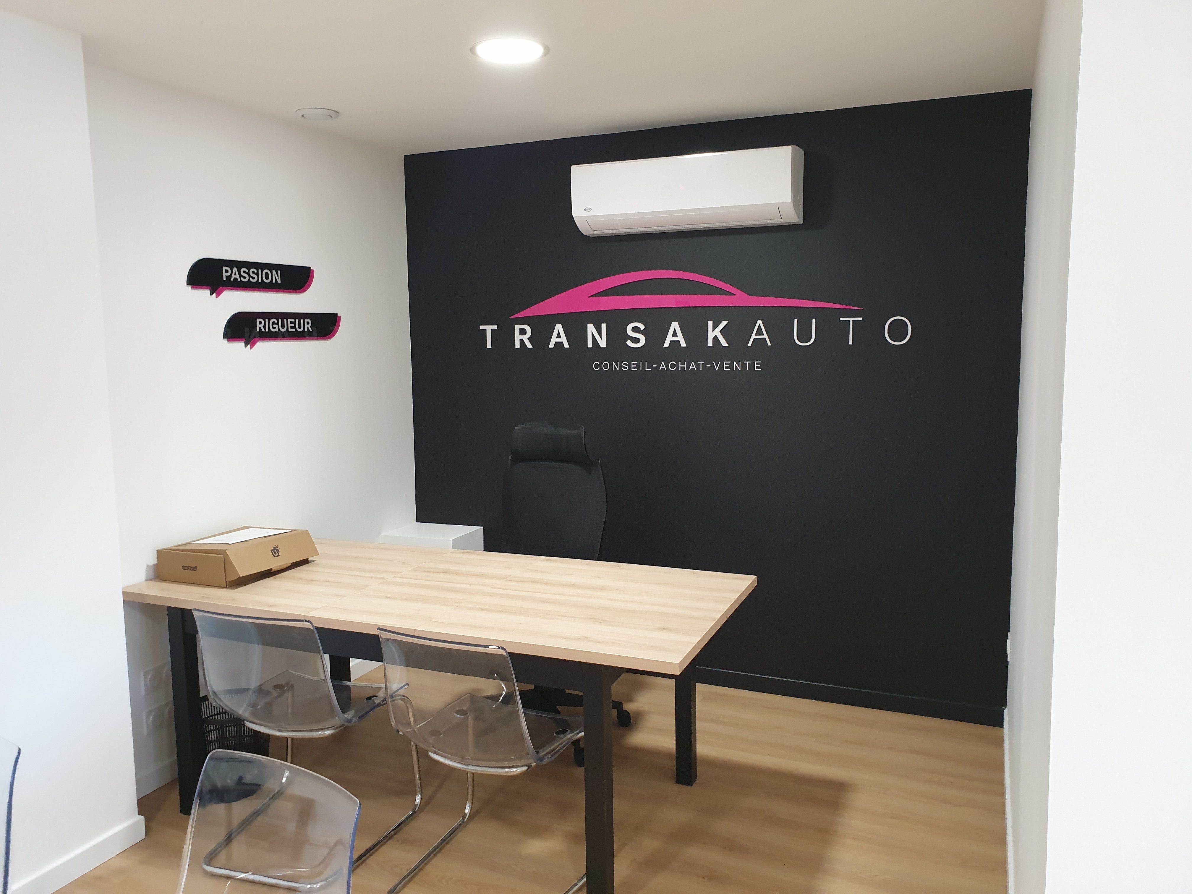 La nouvelle signalétique de Transakauto en a sous le capot !