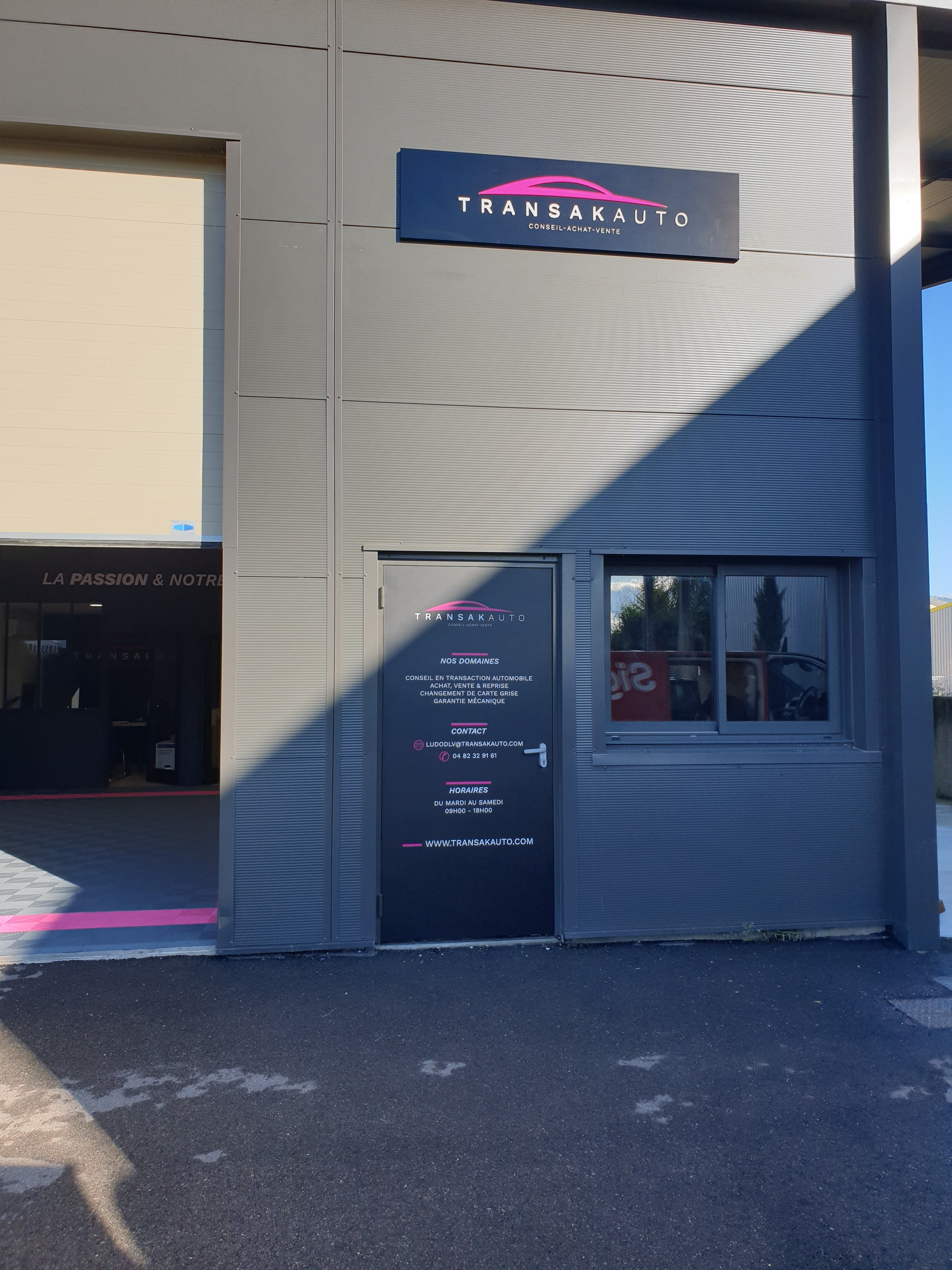 La nouvelle signalétique de Transakauto en a sous le capot !