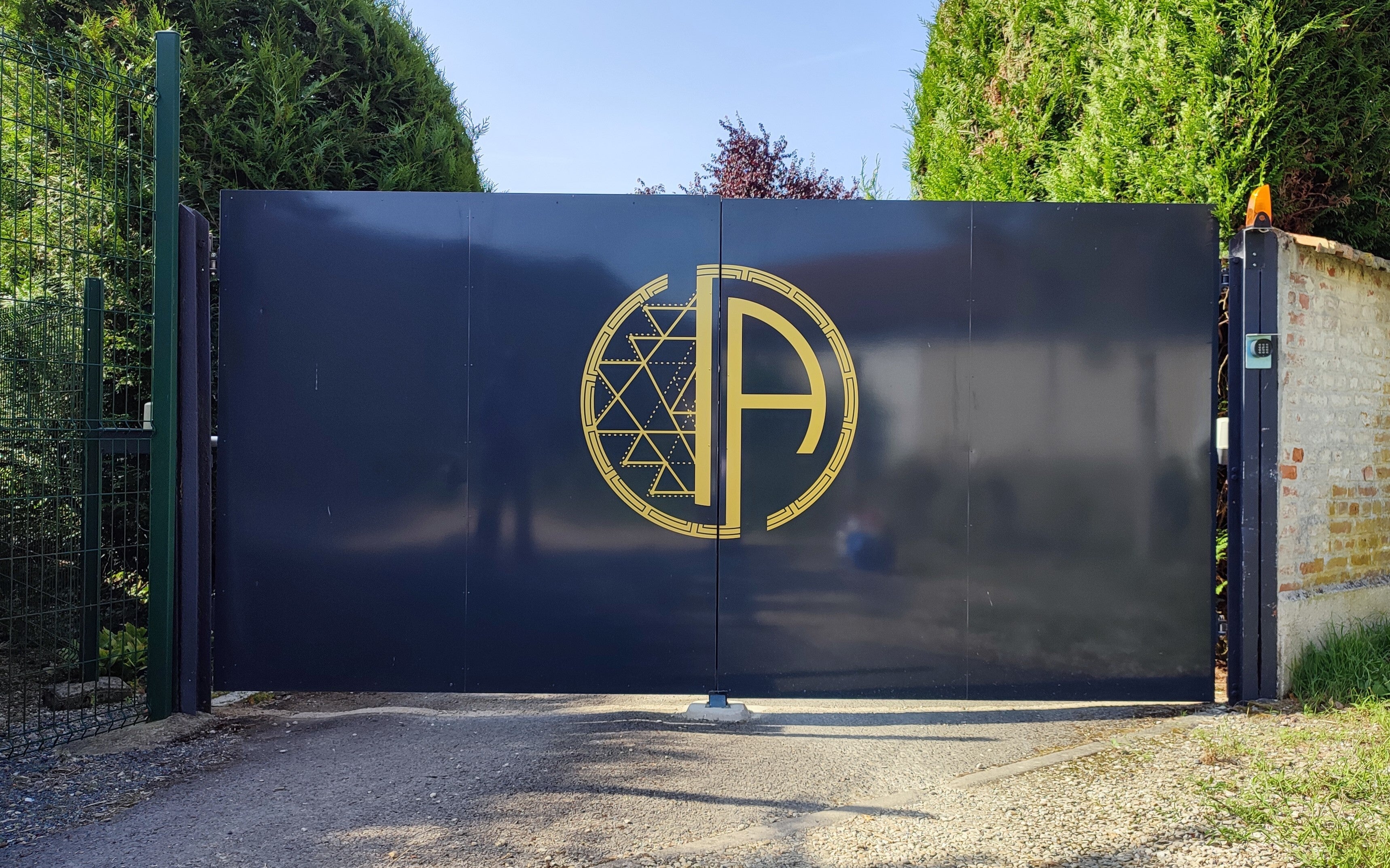 Une signalétique extérieure personnalisée pour le domaine de l'Artbanne par Signarama Reims
