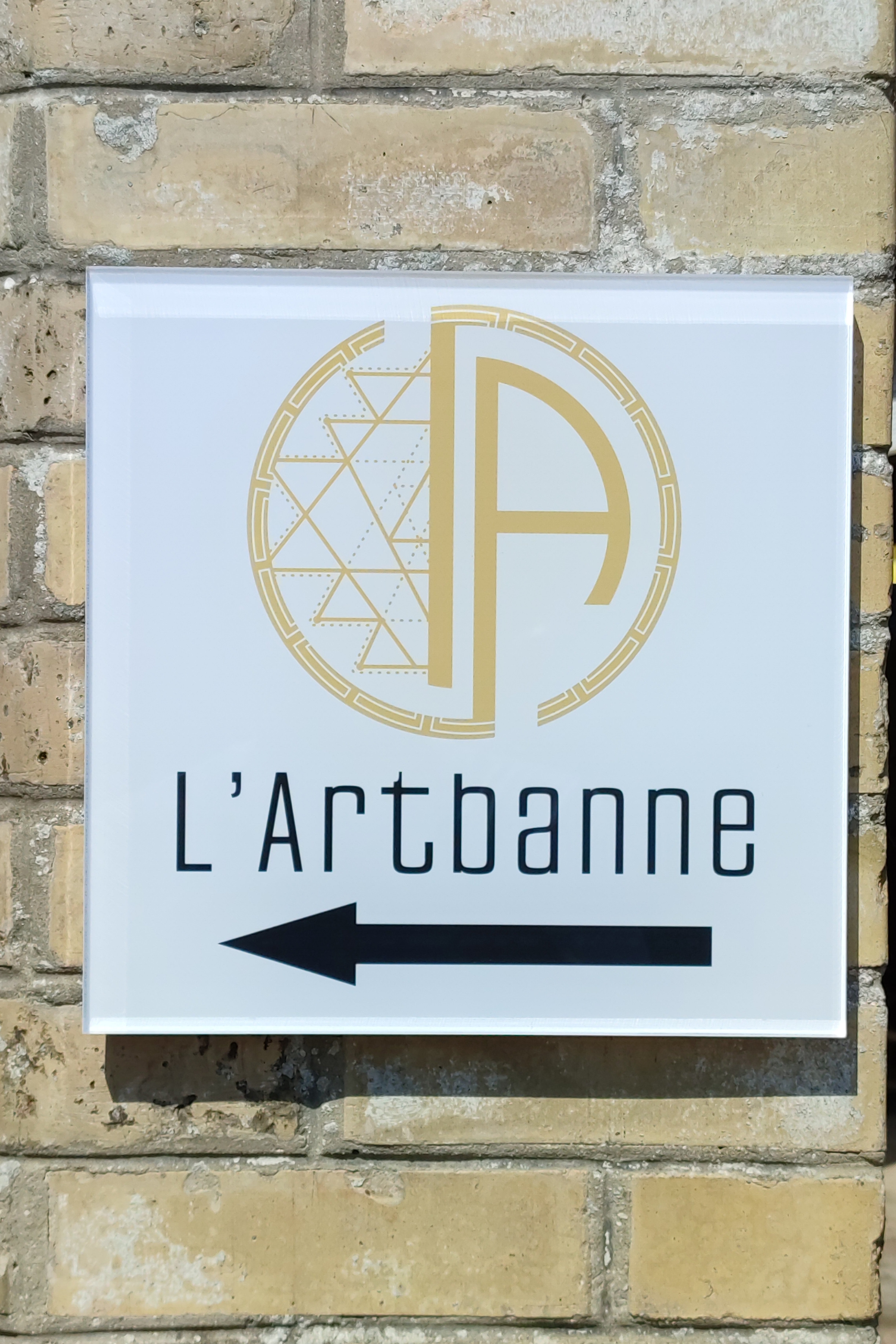 Une signalétique extérieure personnalisée pour le domaine de l'Artbanne par Signarama Reims