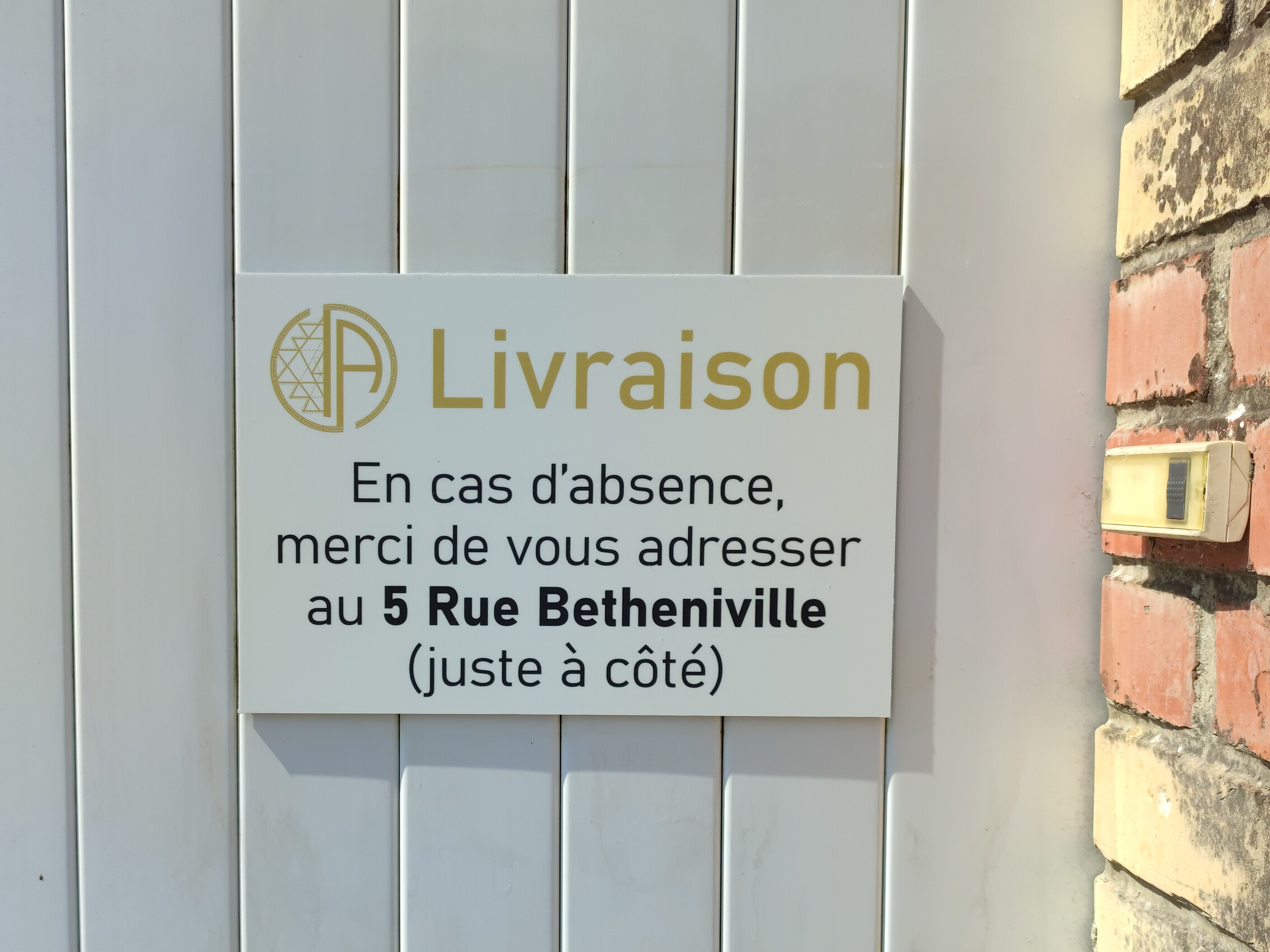 Une signalétique extérieure personnalisée pour le domaine de l'Artbanne par Signarama Reims