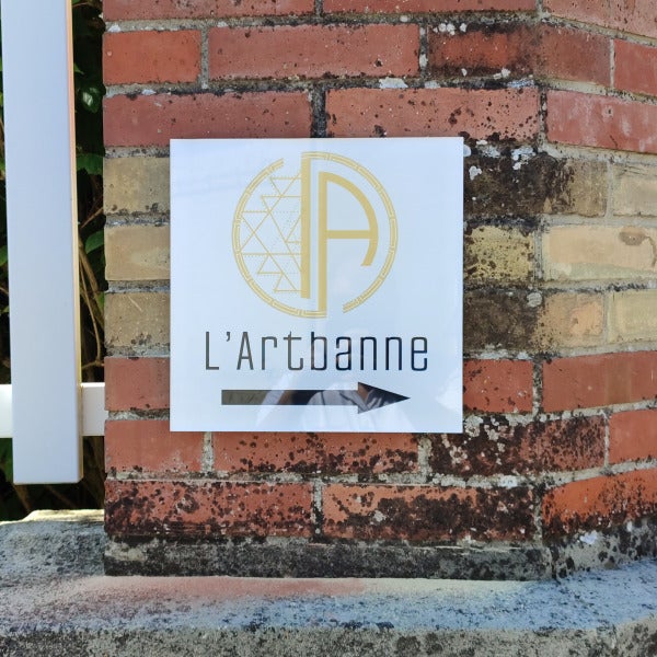 Une signalétique extérieure personnalisée pour le domaine de l'Artbanne par Signarama Reims