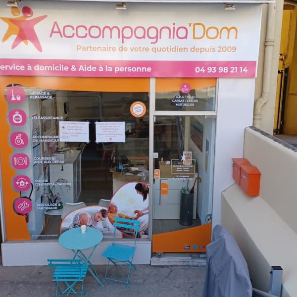 enseigne-dibond-et-vitrophanie-accompagniadom-signarama-saint-laurent-du-var