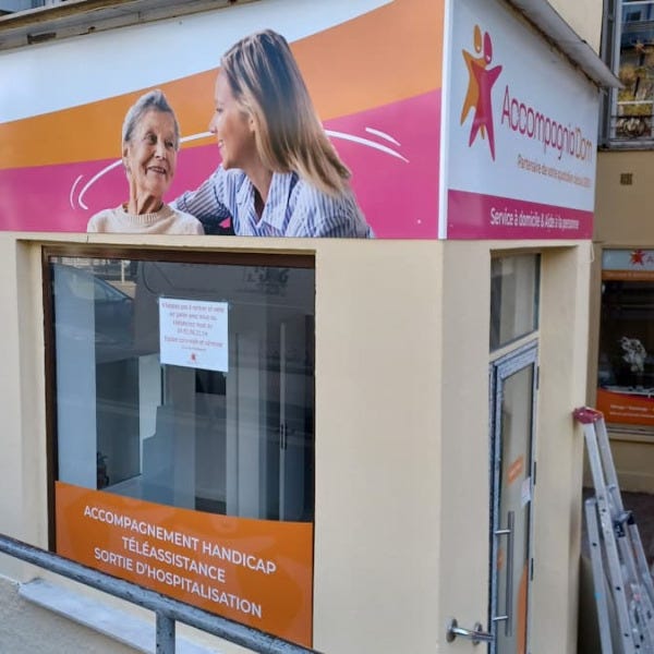enseigne-dibond-et-vitrophanie-accompagniadom-signarama-saint-laurent-du-var
