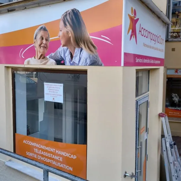 enseigne-dibond-et-vitrophanie-accompagniadom-signarama-saint-laurent-du-var